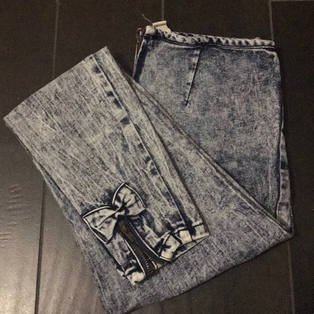 Skinny stone wash denim with bows on ankle